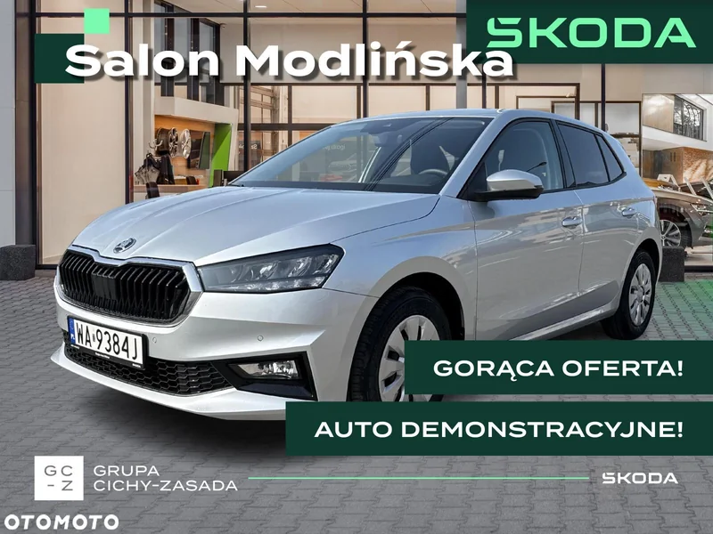 Škoda Fabia z paskami informacyjnymi i identyfikacją salonu