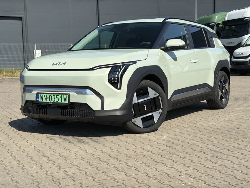 Kia EV3 na placu dealerskim przed obróbką